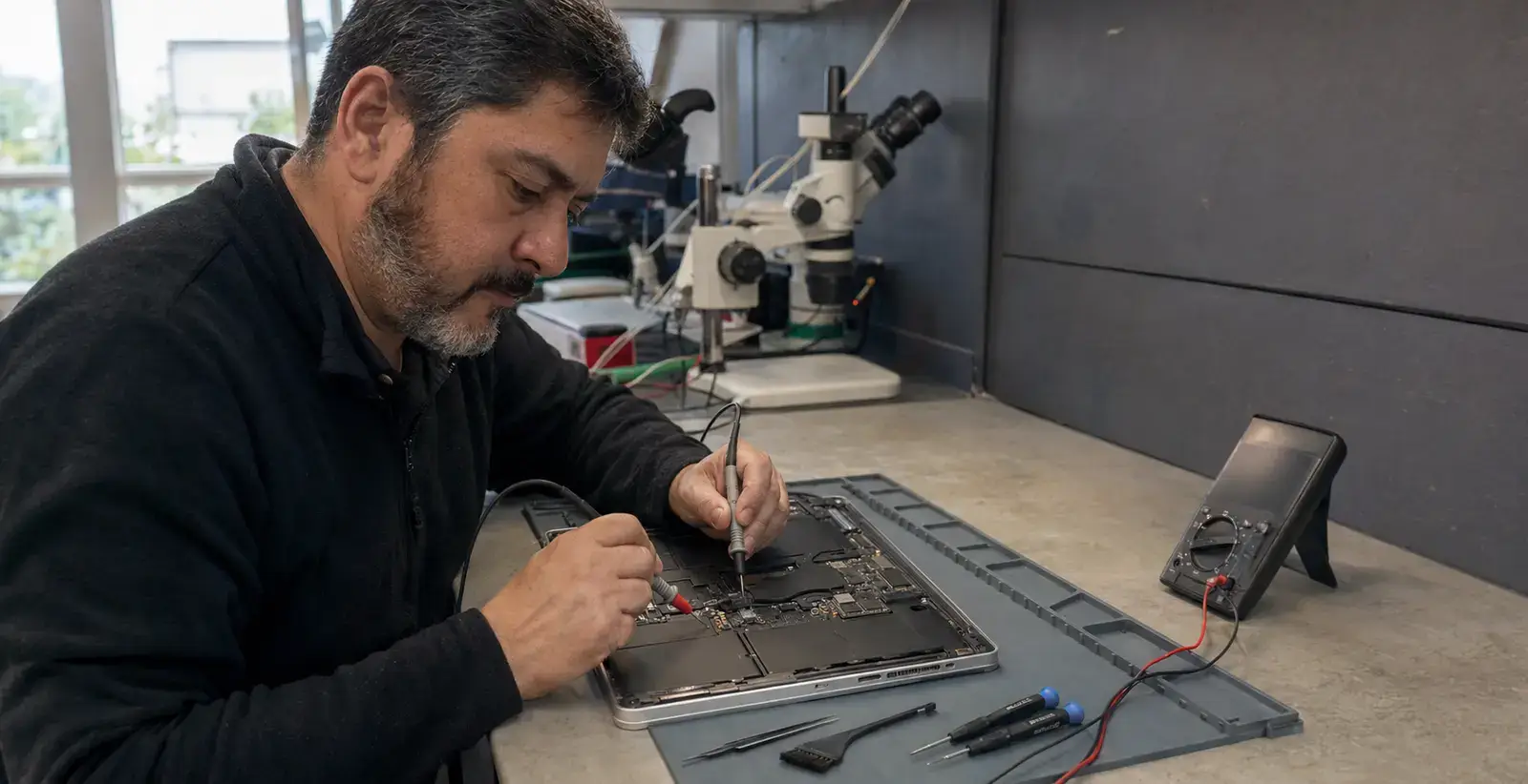 Medición electrónica durante una reparación de placa lógica